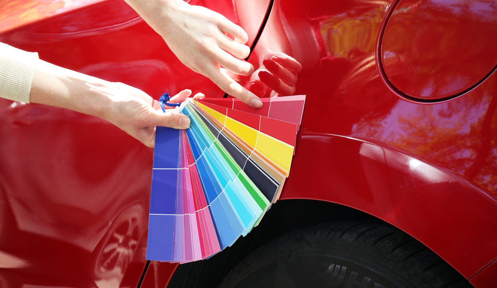 Autolackierung Farbfächer vor Auto