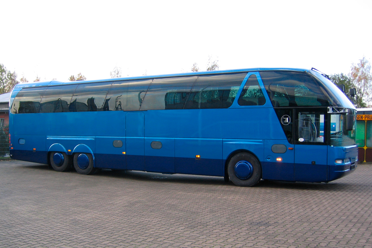 Zweifarbig lackierter Bus
