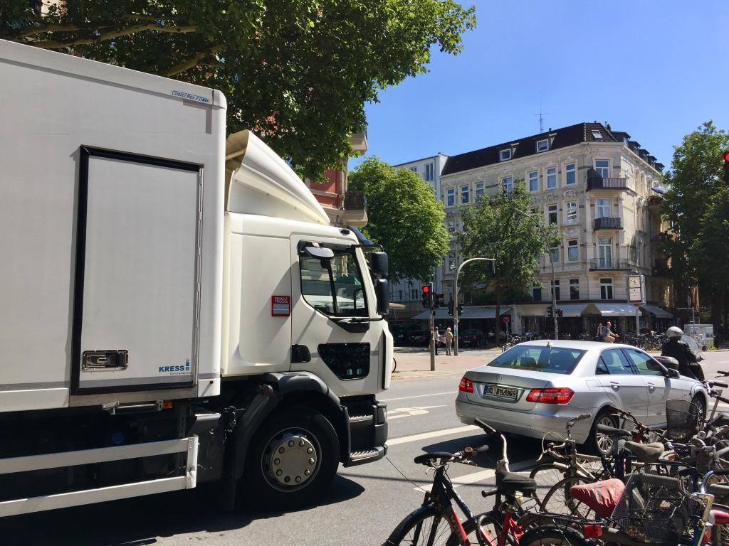 Lastwagen an Hamburger Kreuzung