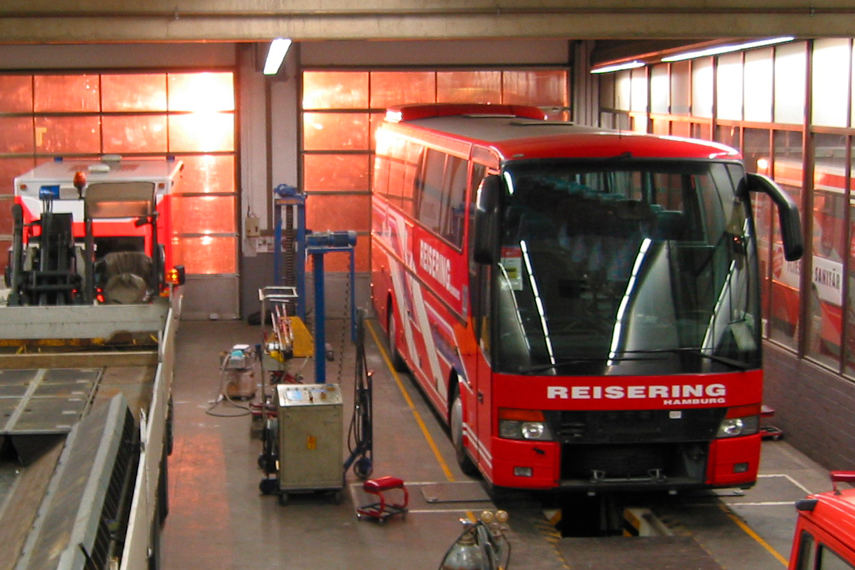 Roter Reisebus in Werkstatt